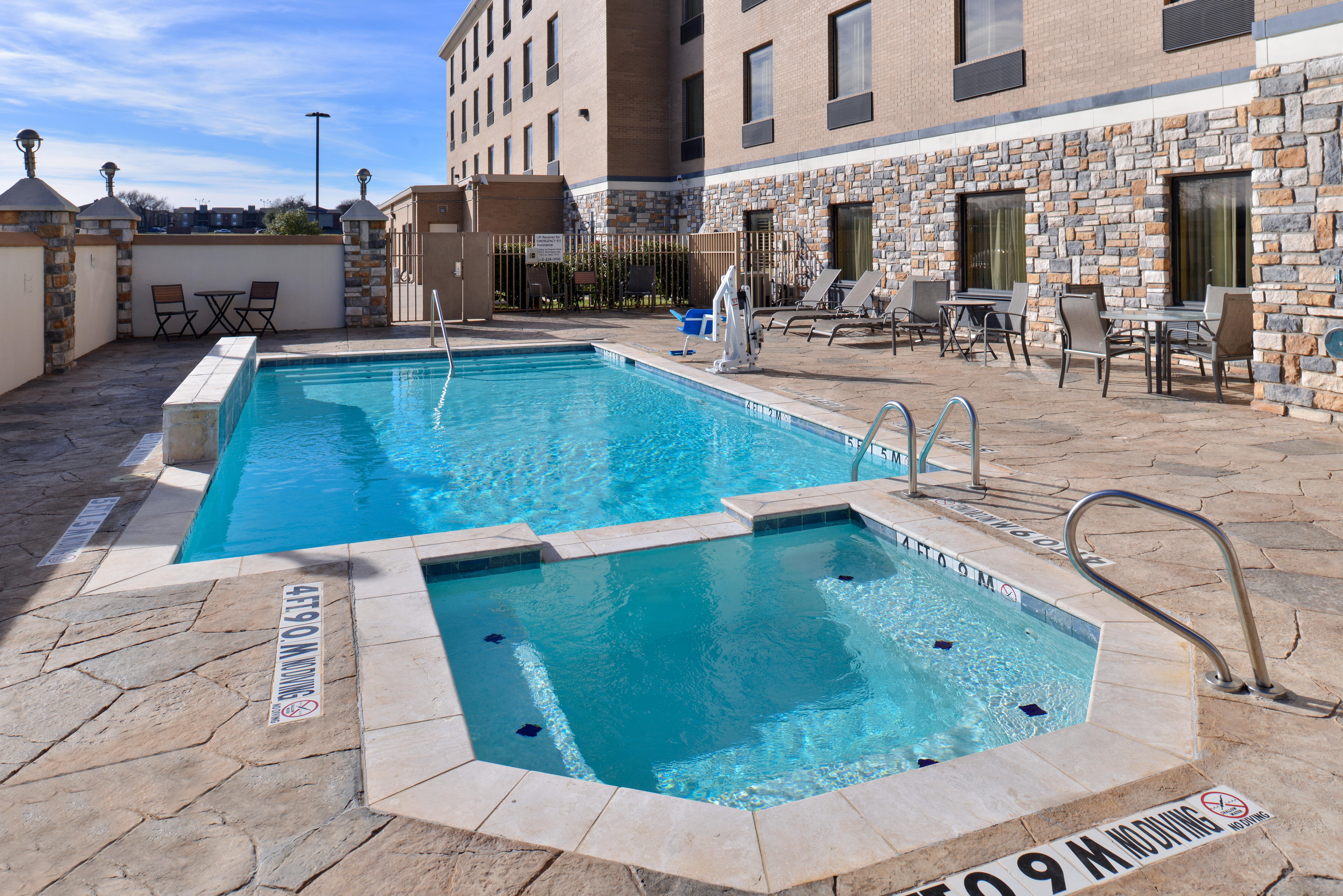 Holiday Inn Express Hotel & Suites Dallas South - Desoto By Ihg Exterior photo